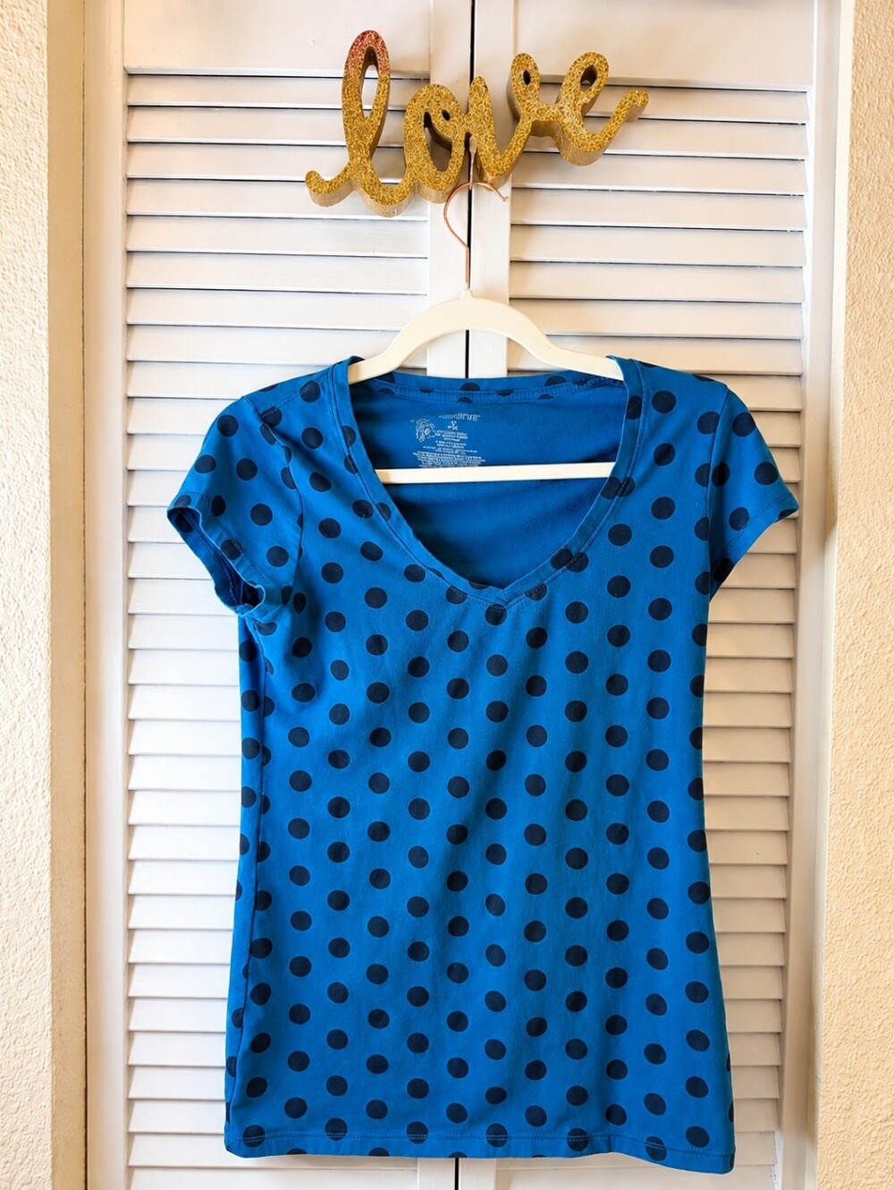 No Boundaries Women’s Vintage Teal Polka Dot V-Neck Tee Medium